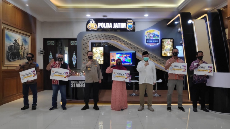 Kapolda Jatim Serahkan Hadiah Pemenang Lomba Blogger Kampung Tangguh Semeru