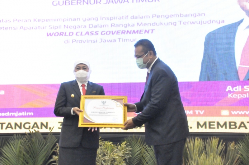 Gubernur Khofifah Raih Lencana Kehormatan Kepala Daerah Pemimpin Perubahan dari LAN RI