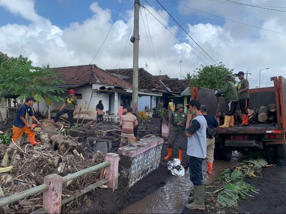 MIH Unitomo Kelas P 2021 Baksos Korban Banjir Bandang Lumajang