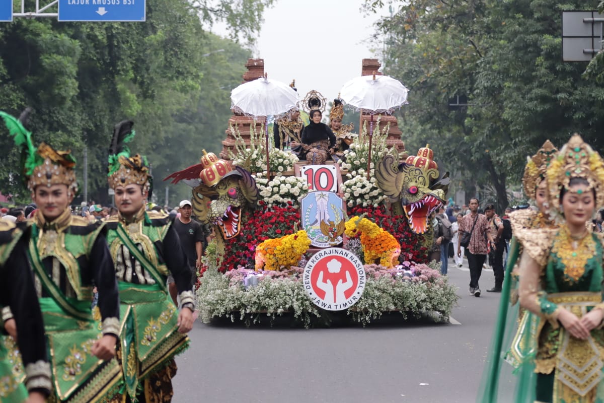 Dekranasda dan Lima Daerah di Jatim Ramaikan Parade Mobil Hias HUT Dekranas ke-44 Solo