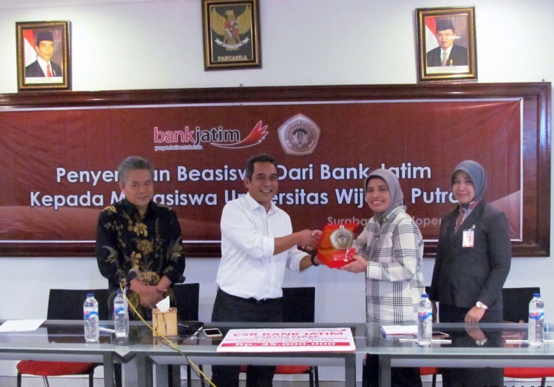 Sebanyak 7 Mahasiswa UWP Peroleh Beasiswa dari Bank Jatim- Dinas